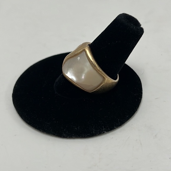 Sunbeam Retired Lia Sophia Mother of Pearl Tone Ring Size 6 - Picture 2 of 3